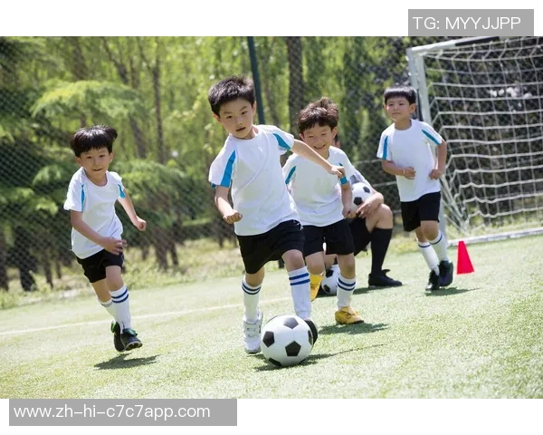 转圈抢足球的乐趣与技巧探讨让我们一起享受运动的快乐与团队的默契